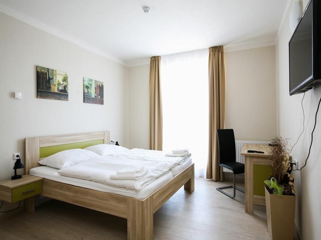 Nad Královnou Hotel&Restaurant Praga Esterno foto