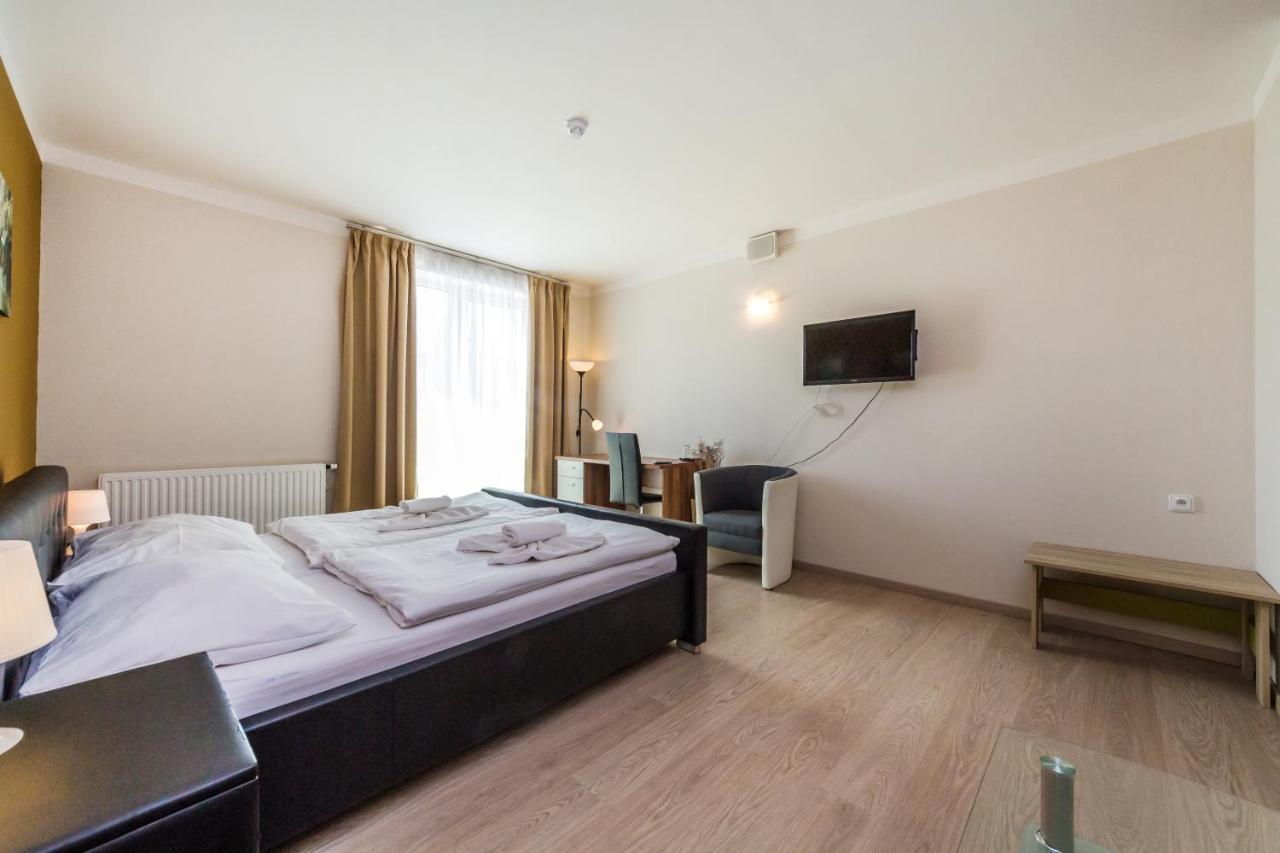 Nad Královnou Hotel&Restaurant Praga Esterno foto